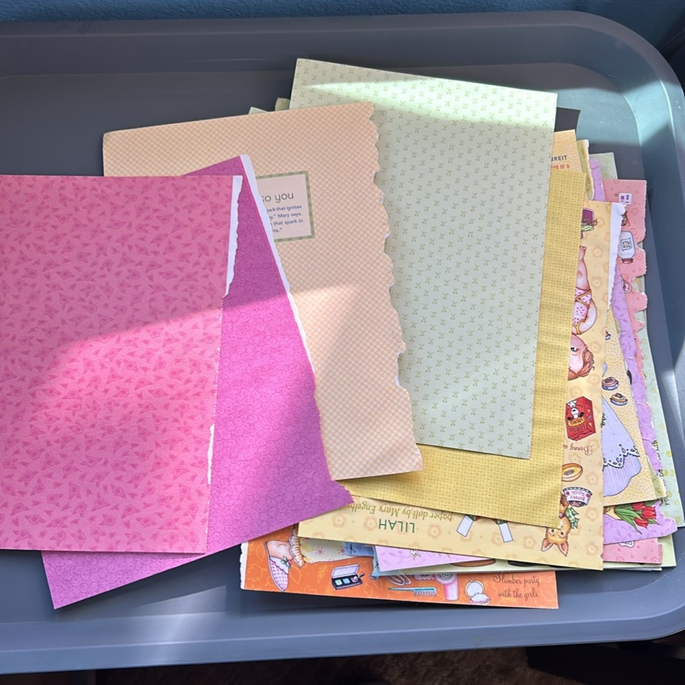 27 pages of paper dolls - Picture 3 of 3